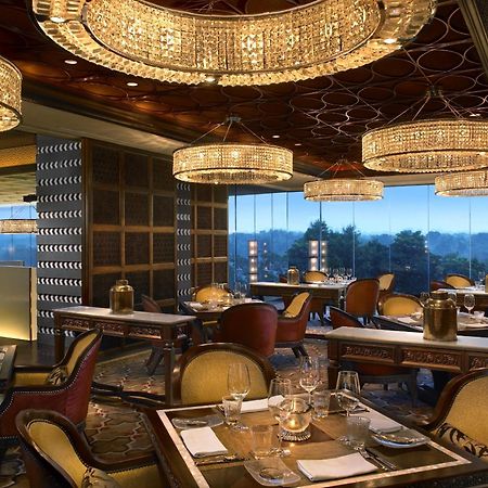 The Leela Ambience Gurugram Hotel & Residences - The Luxury Urban Sanctuary Gurgaon Restaurante foto The interior of the restaurant