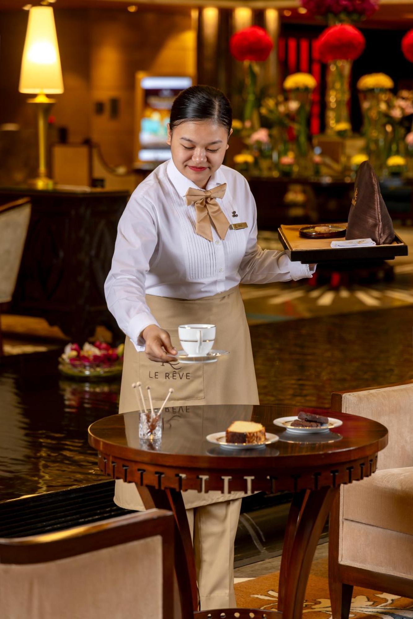 The Leela Ambience Gurugram Hotel & Residences - The Luxury Urban Sanctuary Gurgaon Exterior foto A server at work