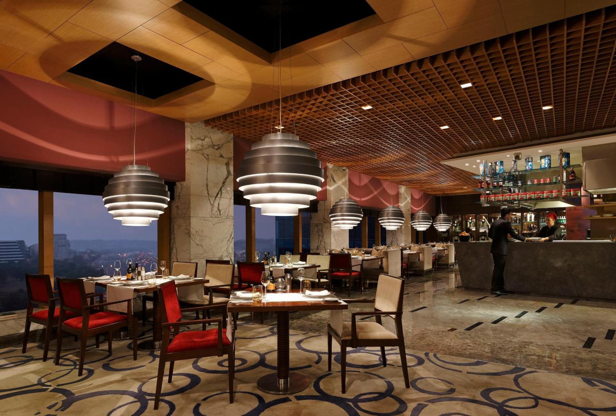 The Leela Ambience Gurugram Hotel & Residences - The Luxury Urban Sanctuary Gurgaon Exterior foto The restaurant