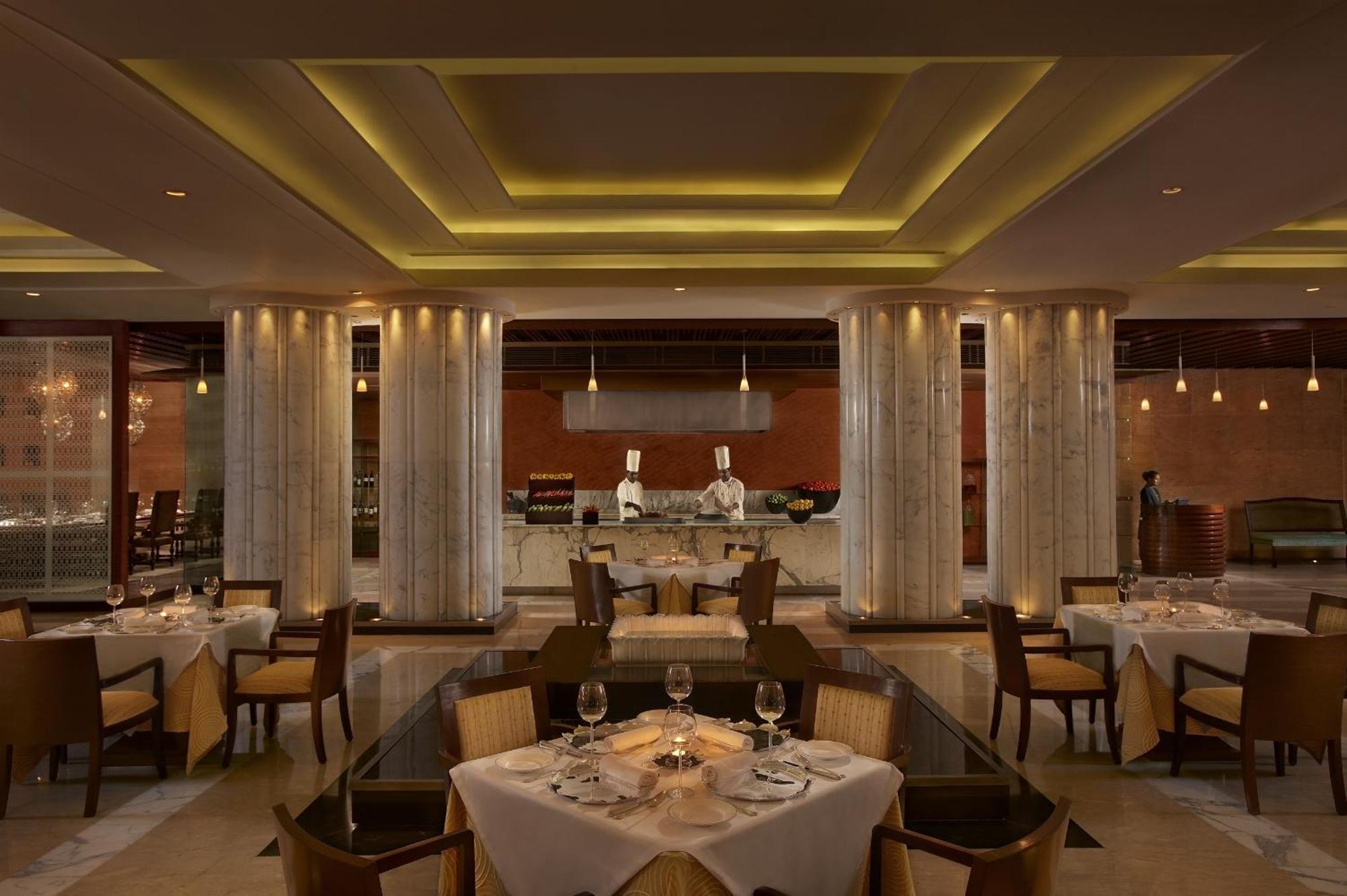The Leela Ambience Gurugram Hotel & Residences - The Luxury Urban Sanctuary Gurgaon Restaurante foto The restaurant