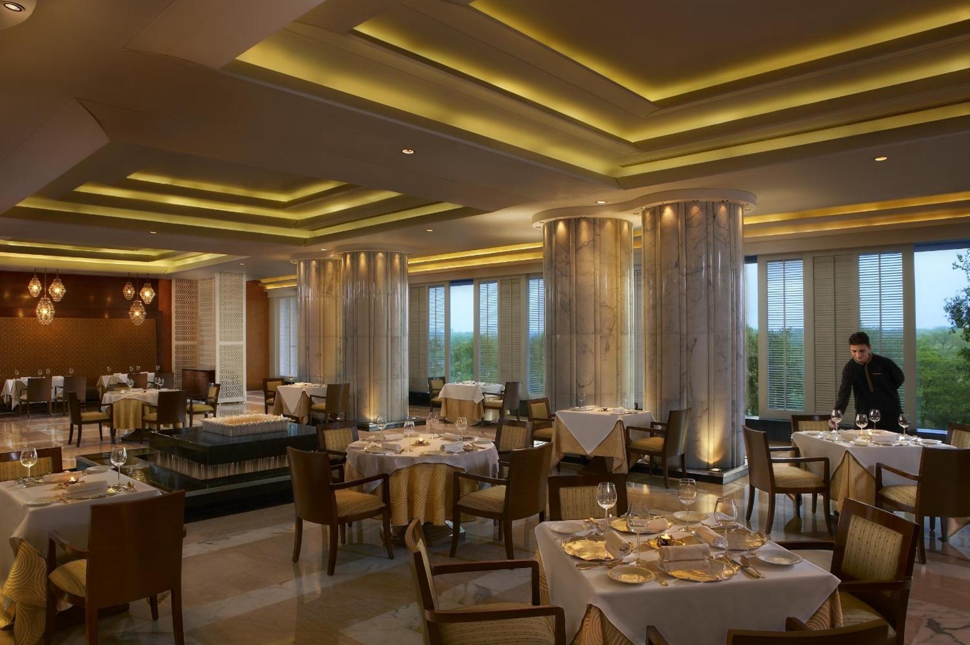 The Leela Ambience Gurugram Hotel & Residences - The Luxury Urban Sanctuary Gurgaon Interior foto The restaurant