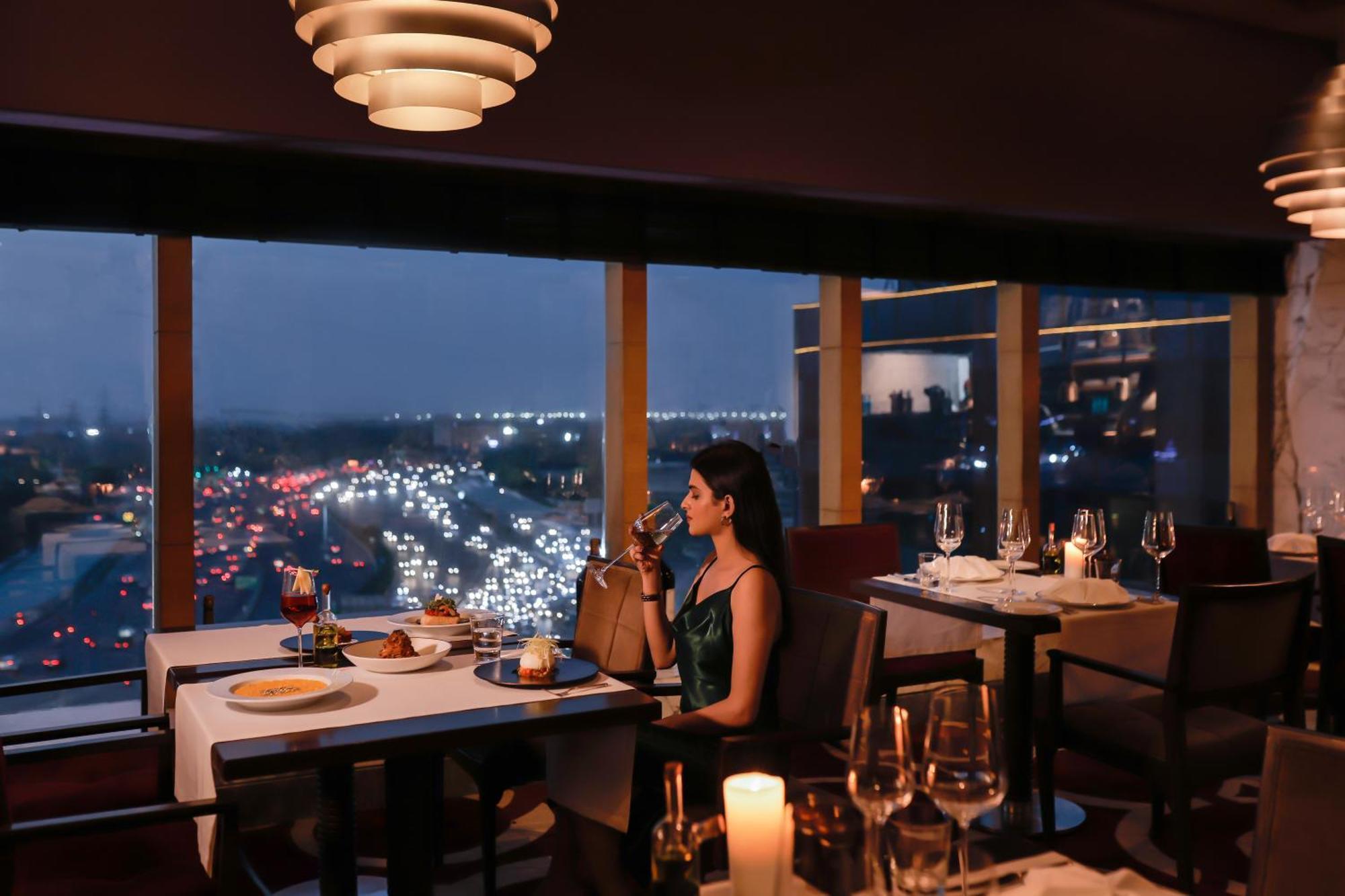 The Leela Ambience Gurugram Hotel & Residences - The Luxury Urban Sanctuary Gurgaon Exterior foto The View
