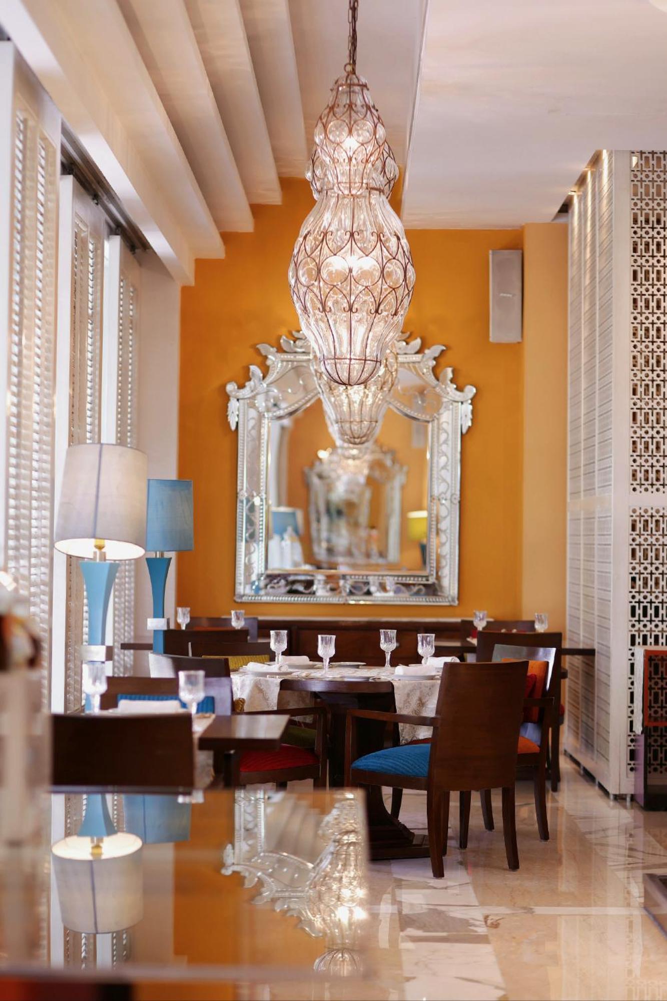 The Leela Ambience Gurugram Hotel & Residences - The Luxury Urban Sanctuary Gurgaon Exterior foto The restaurant