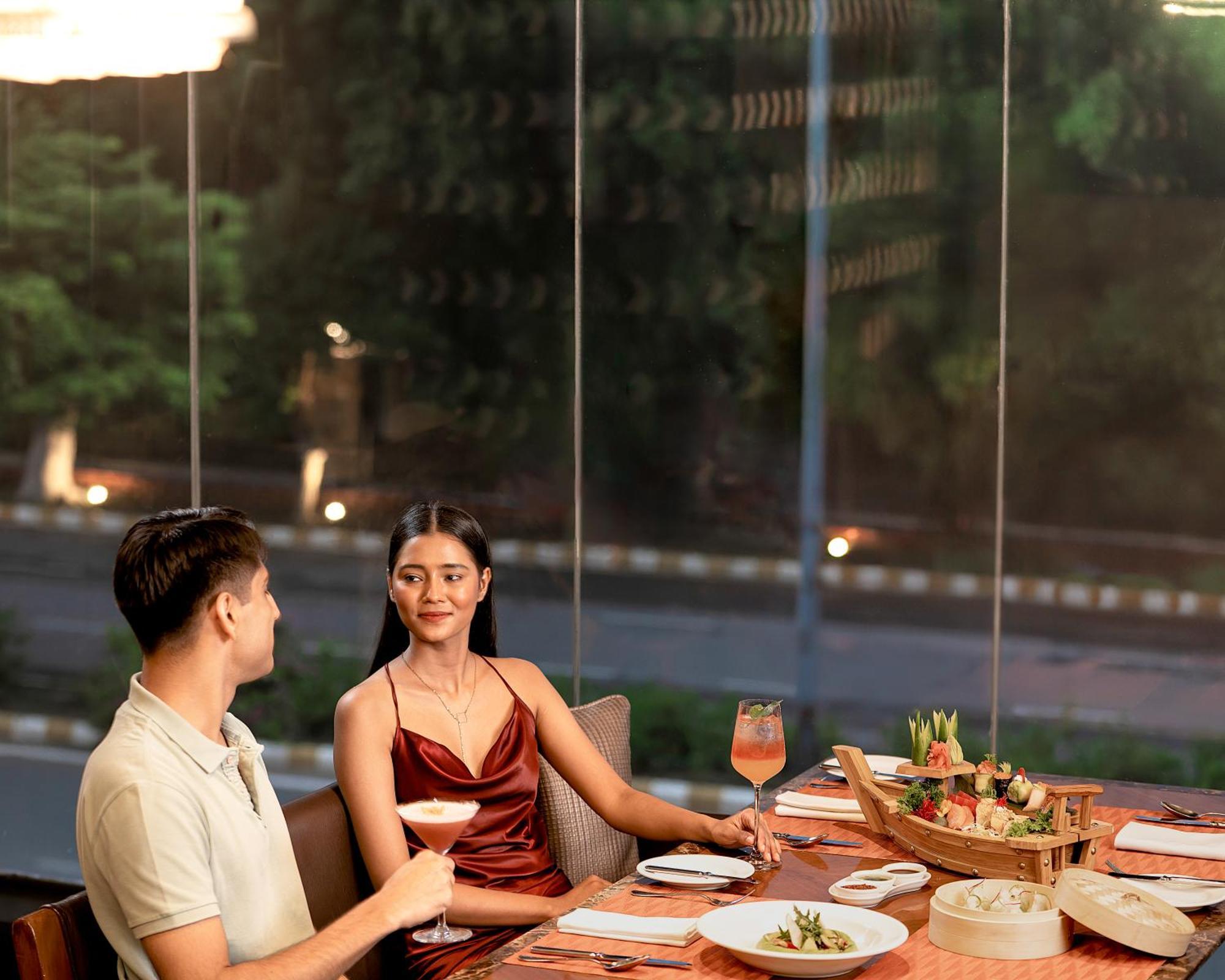 The Leela Ambience Gurugram Hotel & Residences - The Luxury Urban Sanctuary Gurgaon Exterior foto A couple dining at the restaurant