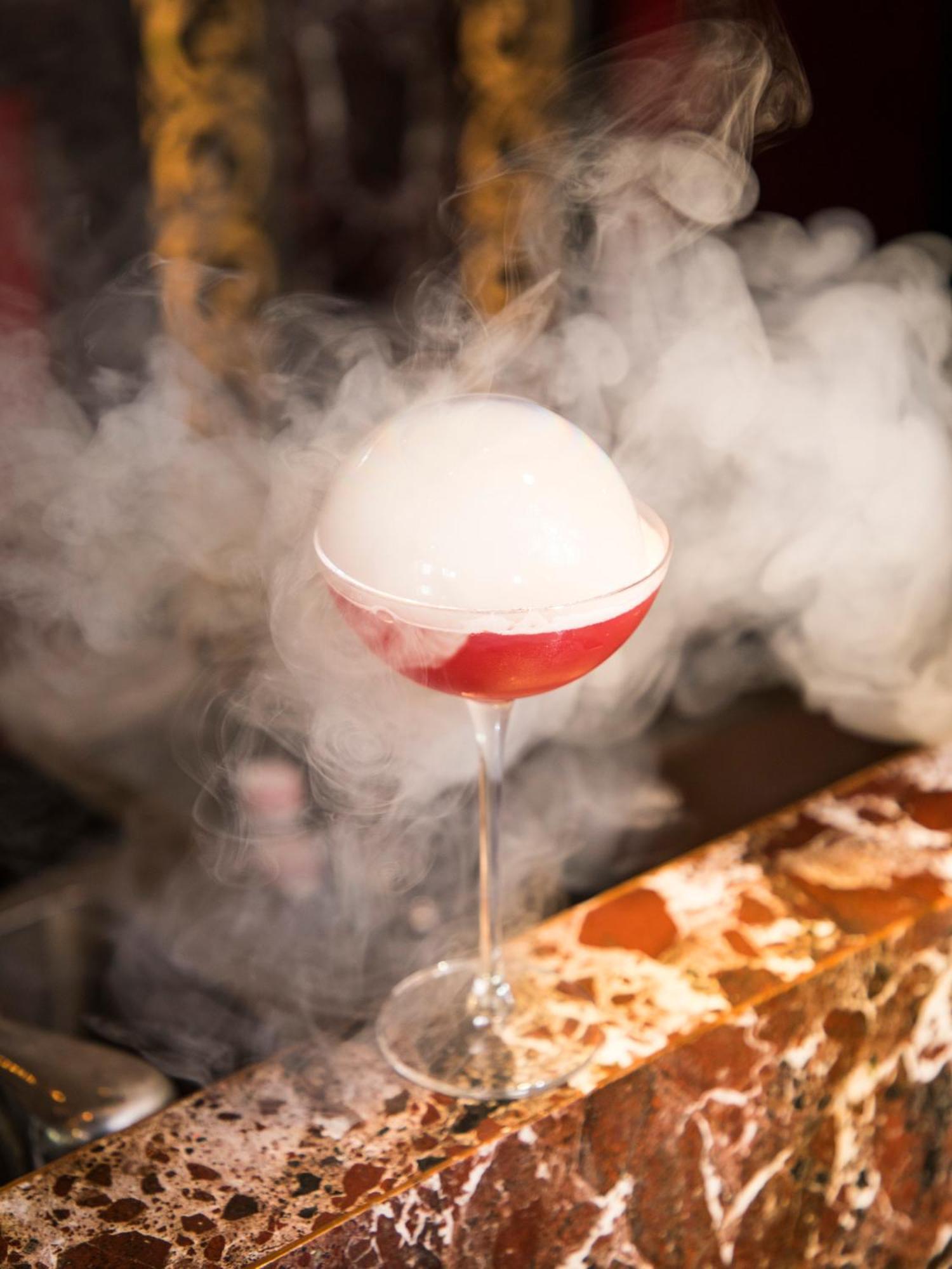 The Leela Ambience Gurugram Hotel & Residences - The Luxury Urban Sanctuary Gurgaon Exterior foto A dry ice cocktail