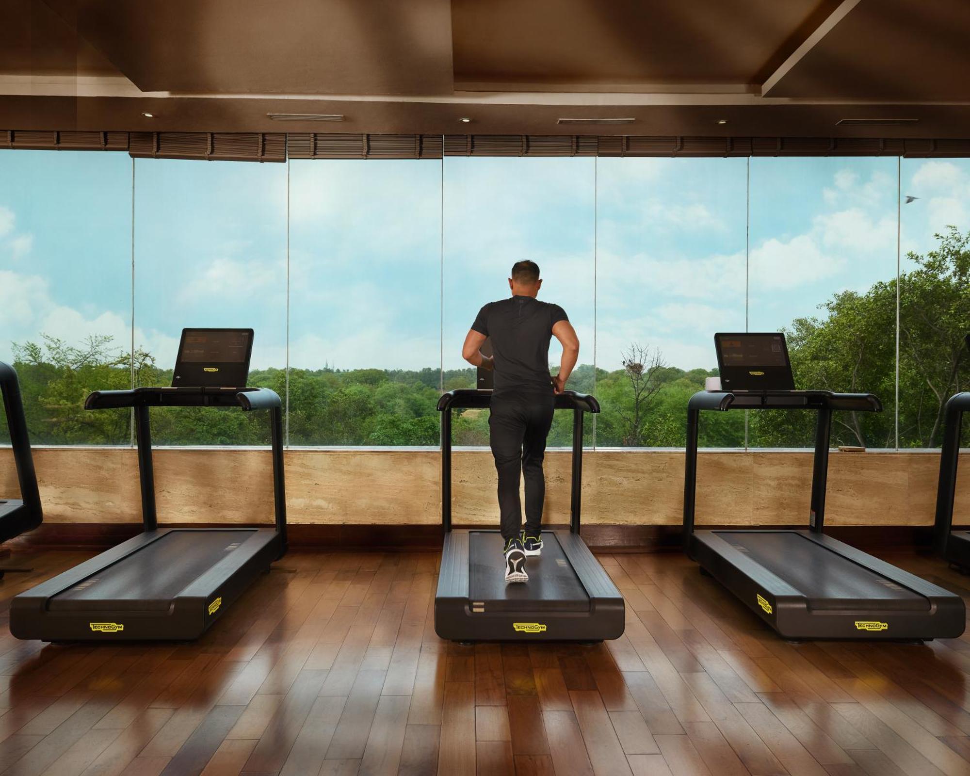 The Leela Ambience Gurugram Hotel & Residences - The Luxury Urban Sanctuary Gurgaon Exterior foto A man on a treadmill