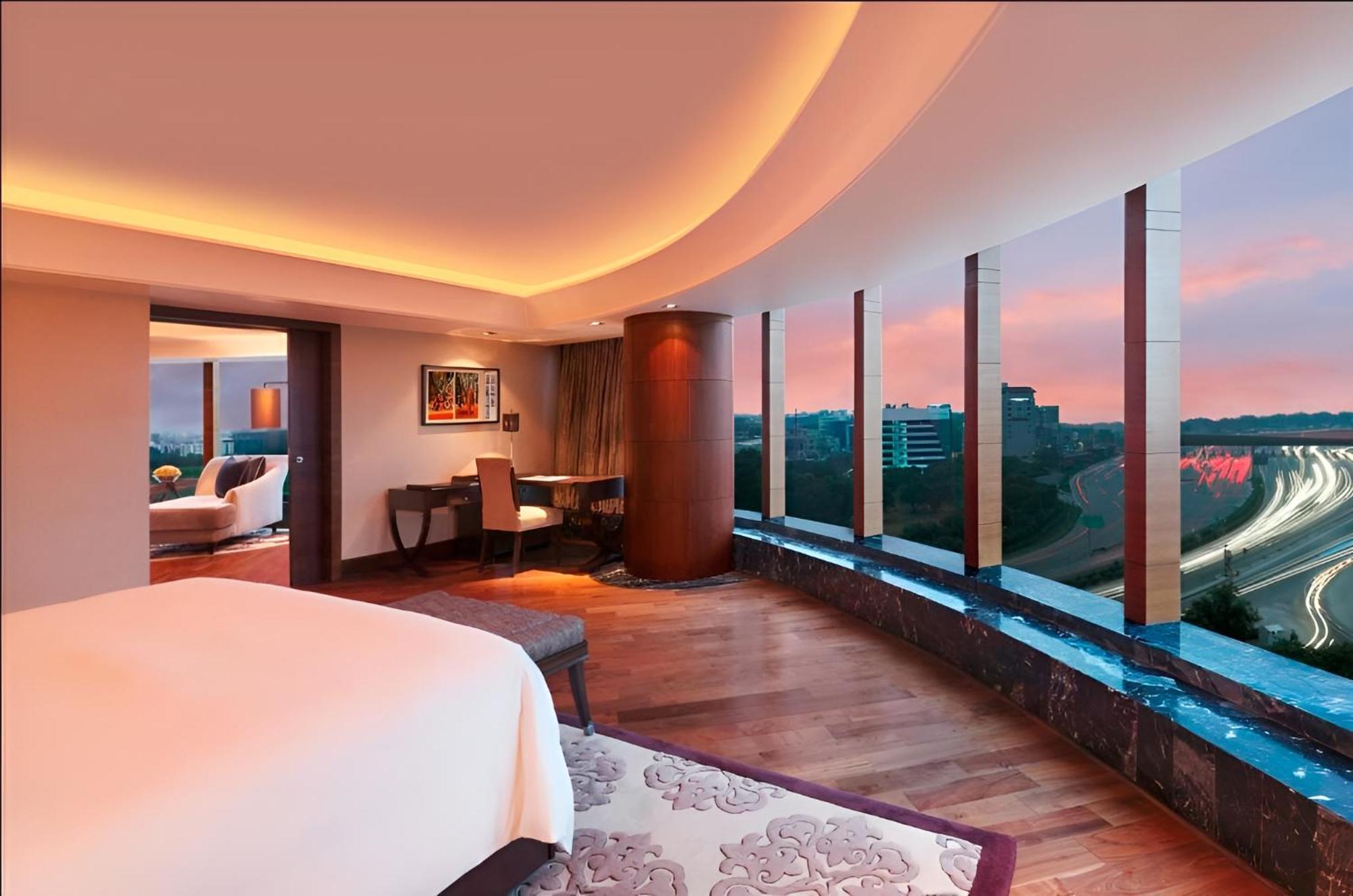 The Leela Ambience Gurugram Hotel & Residences - The Luxury Urban Sanctuary Gurgaon Exterior foto A suite at the hotel