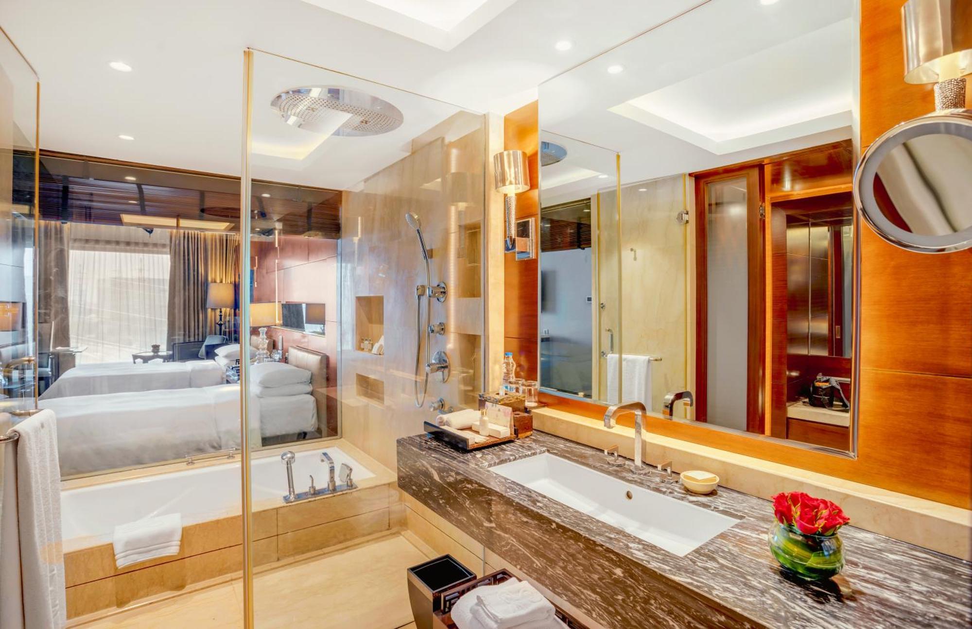 The Leela Ambience Gurugram Hotel & Residences - The Luxury Urban Sanctuary Gurgaon Exterior foto Bathroom