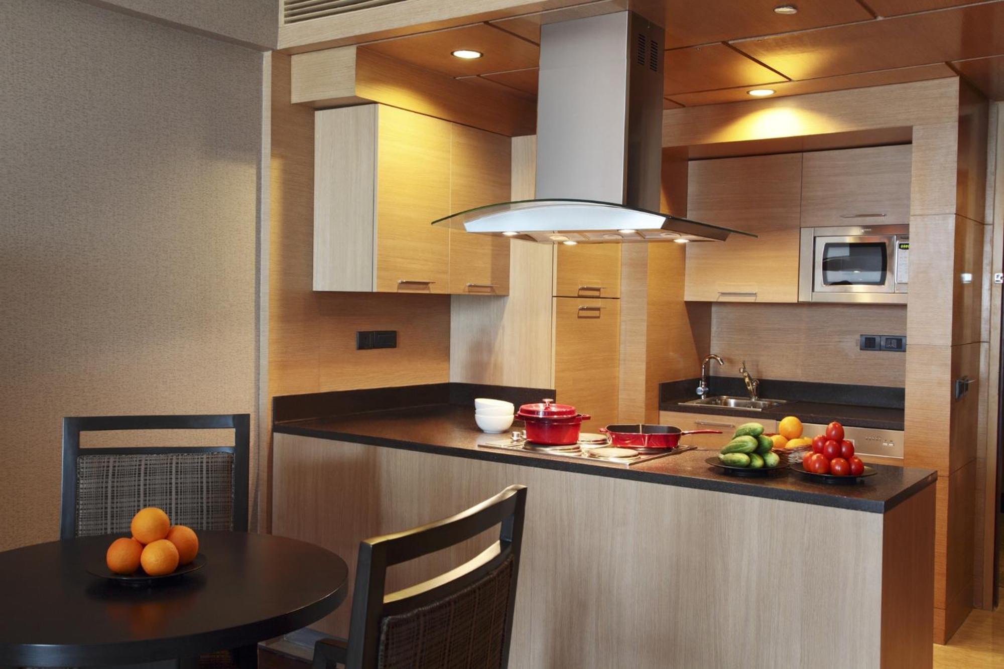 The Leela Ambience Gurugram Hotel & Residences - The Luxury Urban Sanctuary Gurgaon Exterior foto A modern kitchen