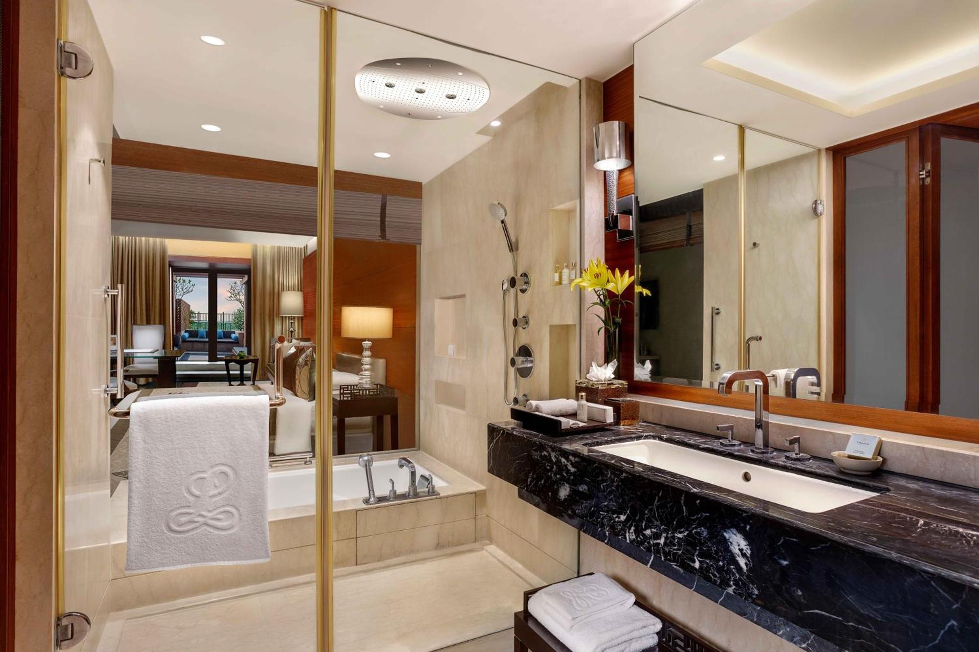 The Leela Ambience Gurugram Hotel & Residences - The Luxury Urban Sanctuary Gurgaon Exterior foto Bathroom