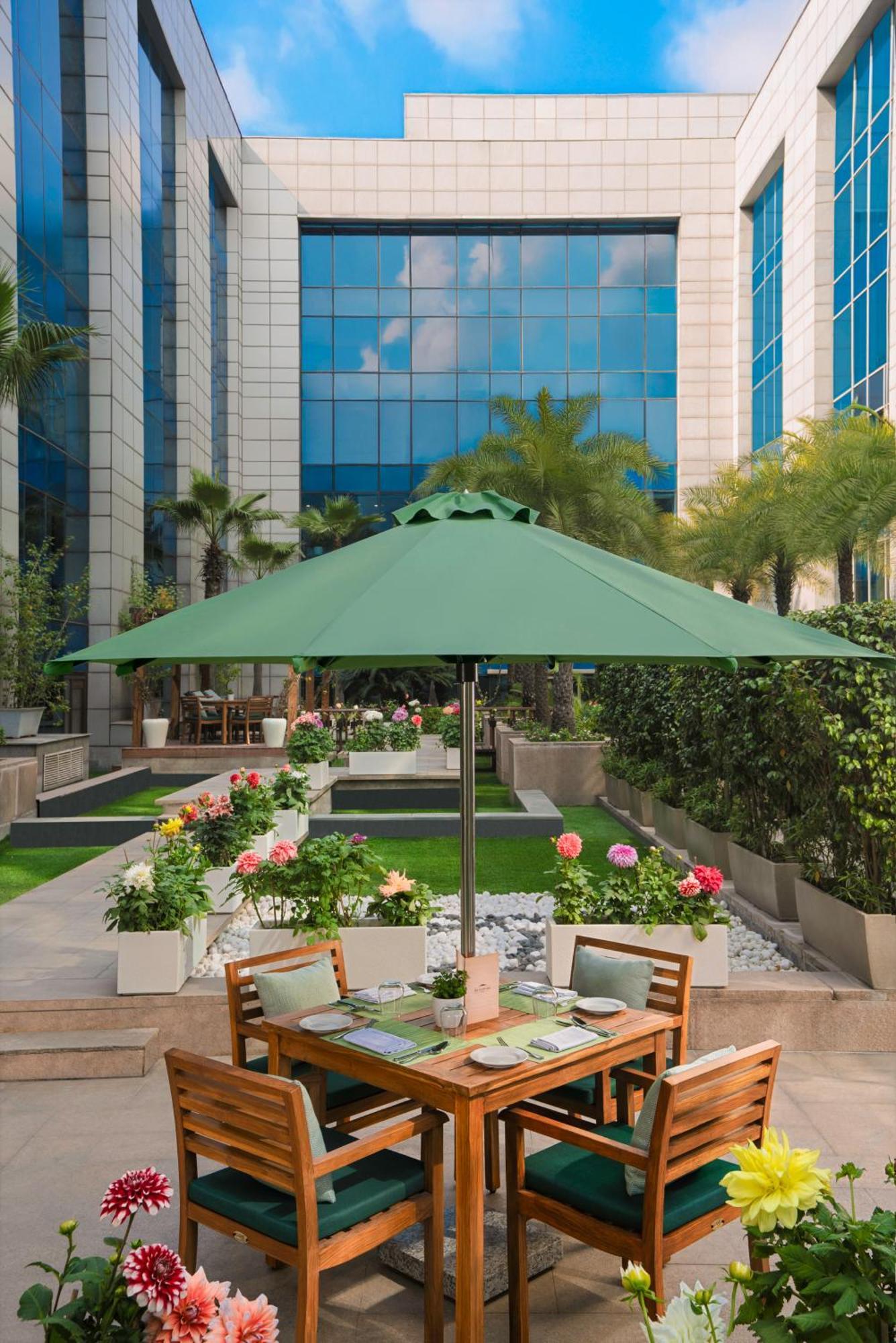 The Leela Ambience Gurugram Hotel & Residences - The Luxury Urban Sanctuary Gurgaon Exterior foto A patio umbrella