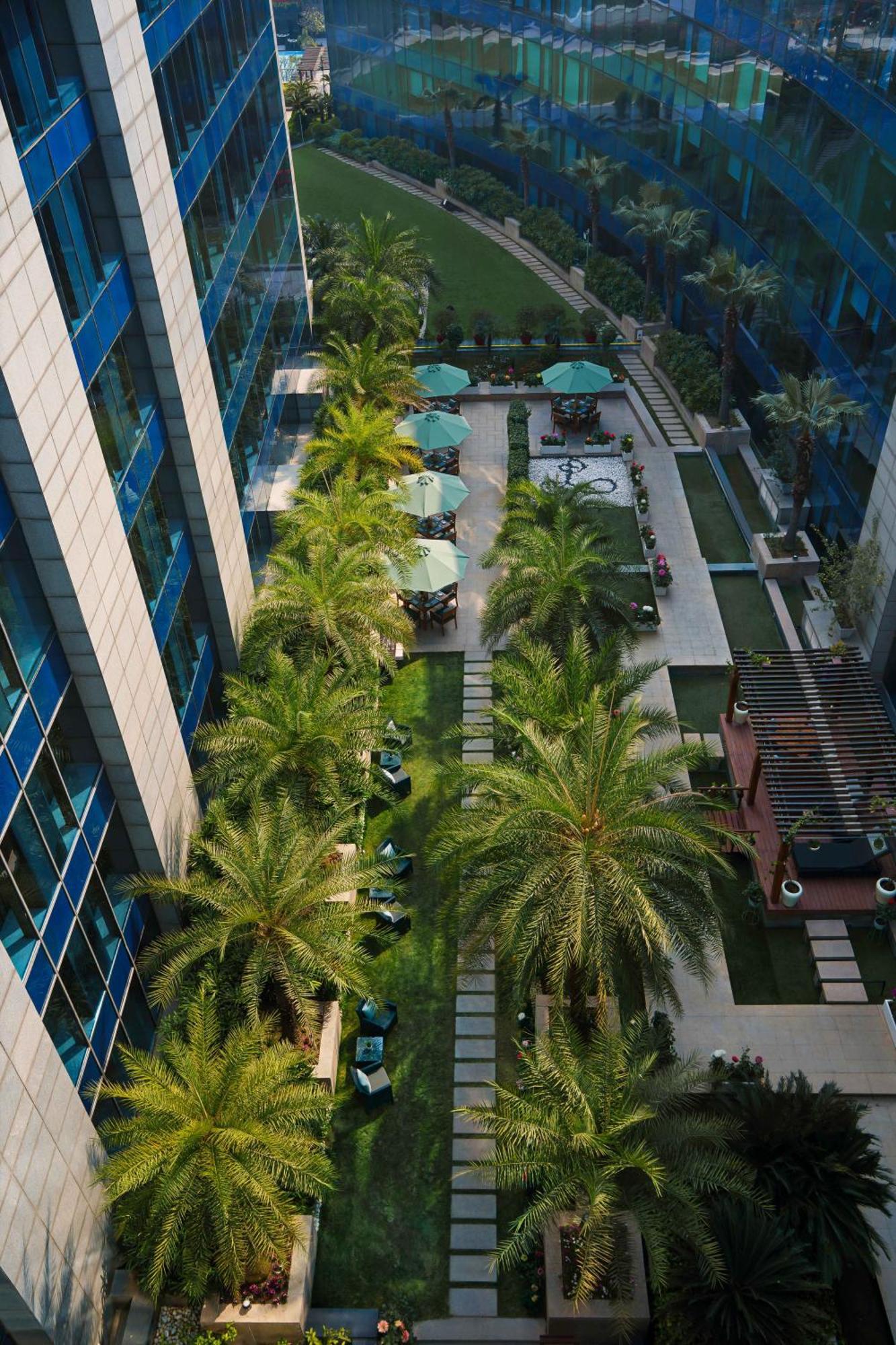 The Leela Ambience Gurugram Hotel & Residences - The Luxury Urban Sanctuary Gurgaon Exterior foto The courtyard of the hotel
