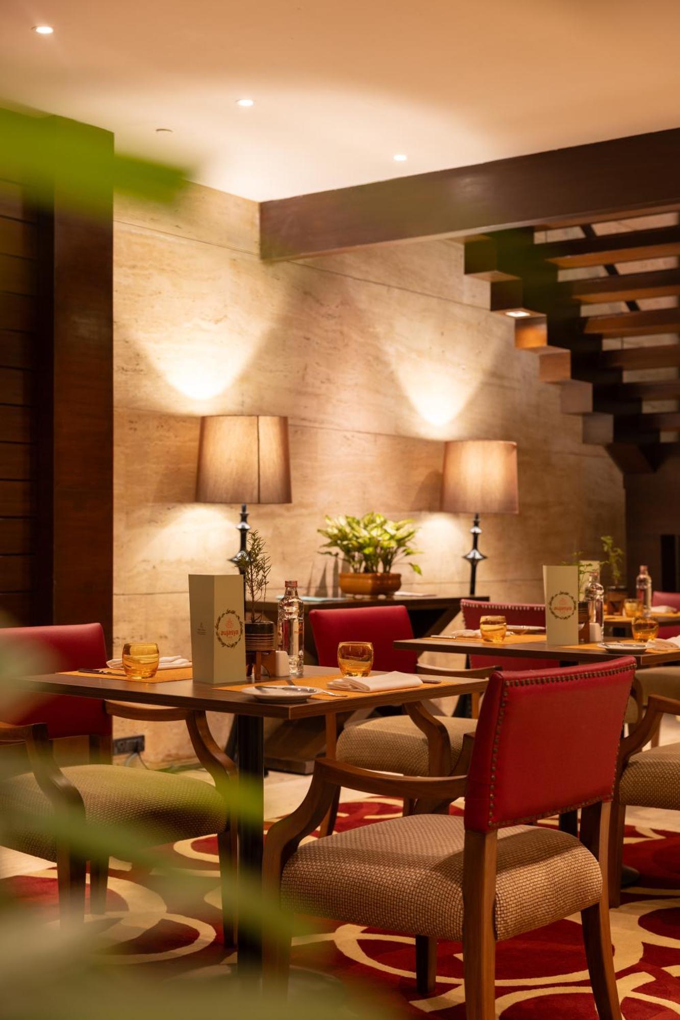 The Leela Ambience Gurugram Hotel & Residences - The Luxury Urban Sanctuary Gurgaon Exterior foto The interior of the restaurant