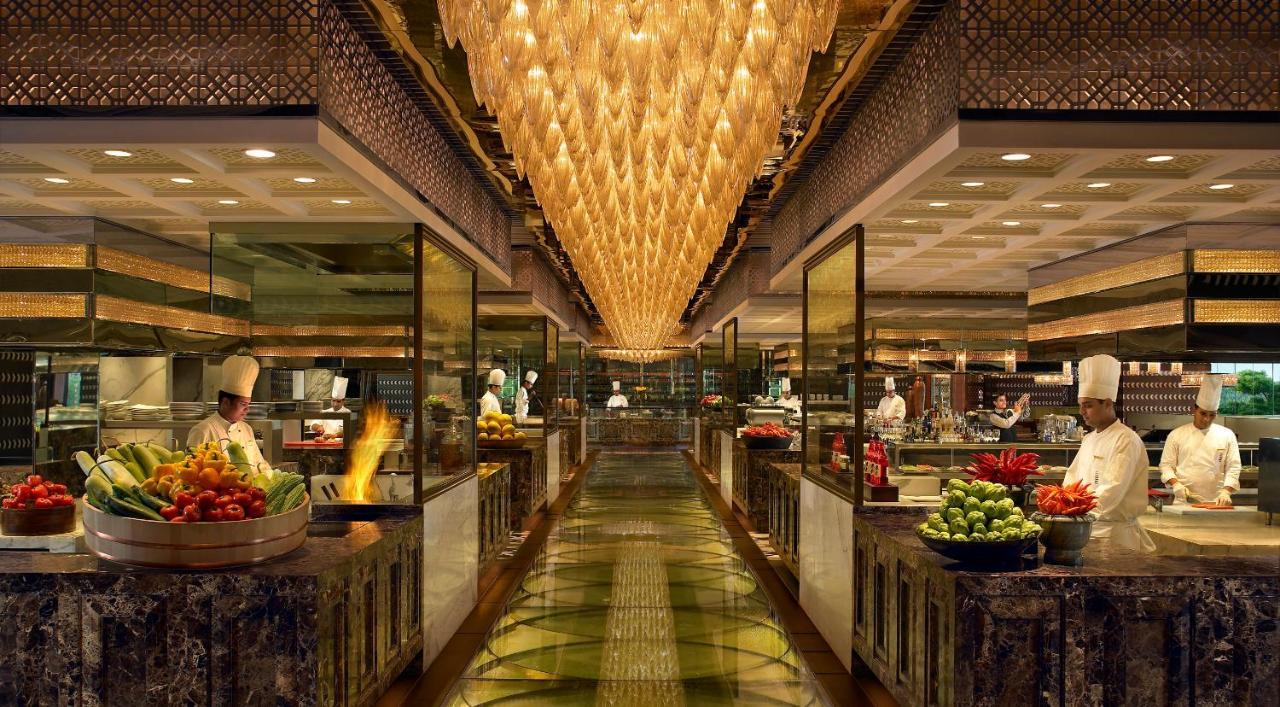 The Leela Ambience Gurugram Hotel & Residences - The Luxury Urban Sanctuary Gurgaon Exterior foto The Live Kitche